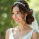 Mariée souriante avec coiffure florale en extérieur